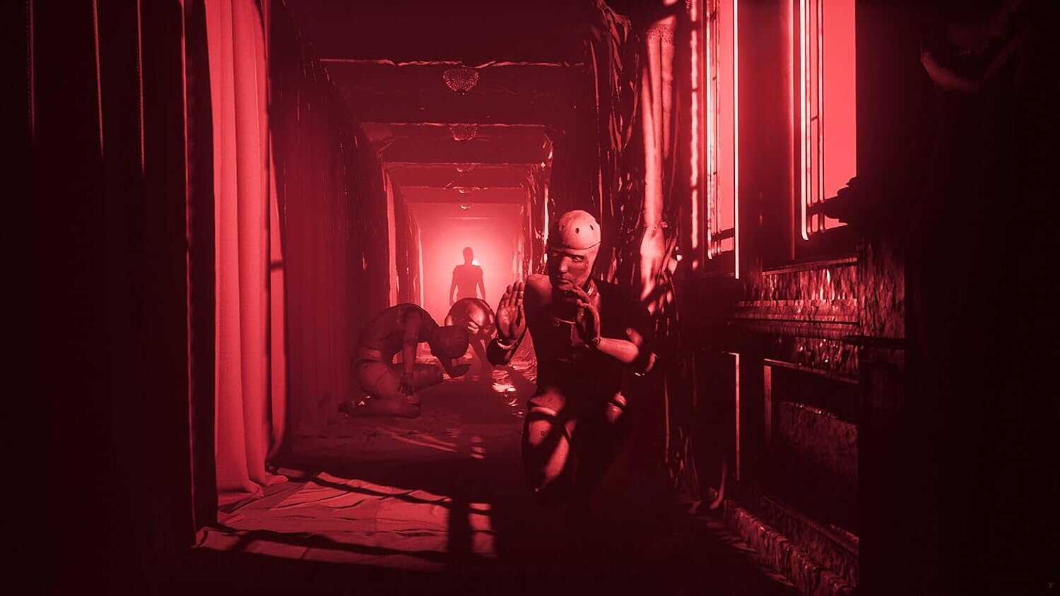 Eerie hallway scene from Layers of Fear: The Final Masterpiece Edition game.